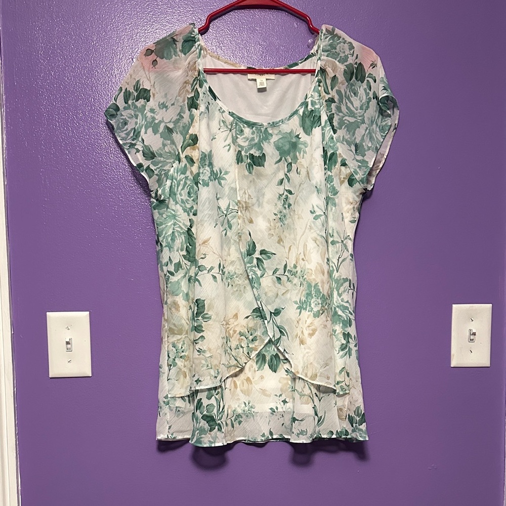 Chic Floral Women's Blouse in Green and Cream
